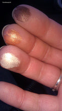 Load image into Gallery viewer, Revlon Eyeshadow / Super Highlighter Golden Ultra High Shine Formula
